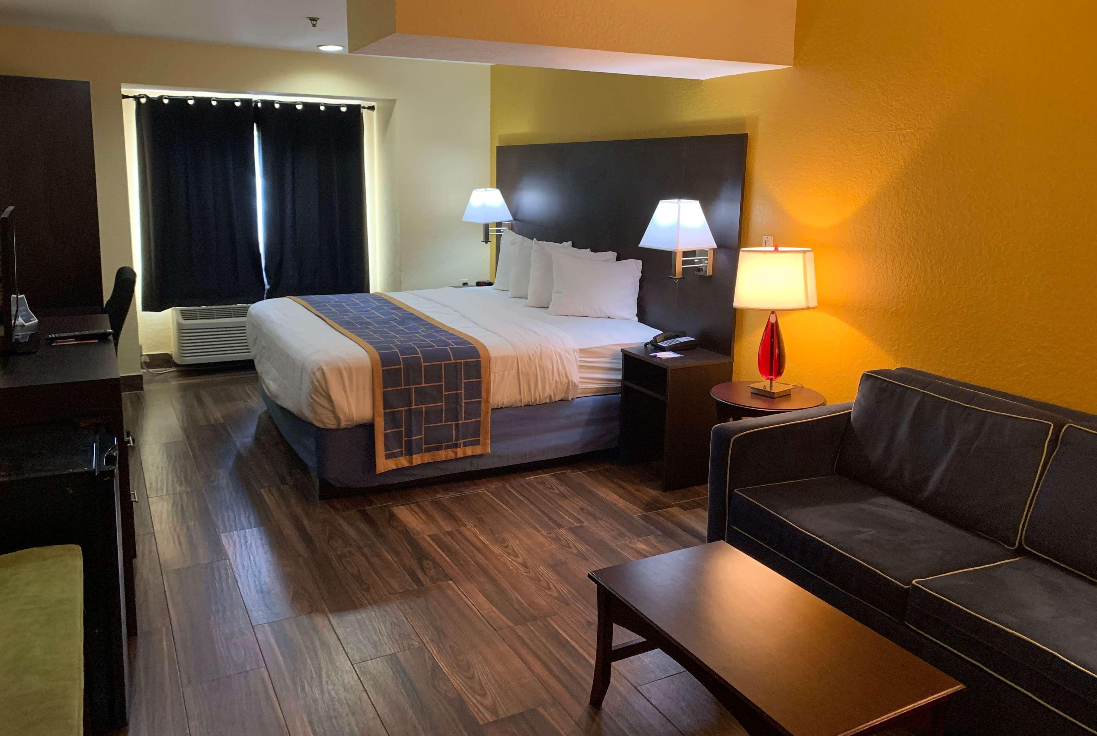 Days Inn & Suites By Wyndham Tampa/Raymond James Stadium Exterior photo
