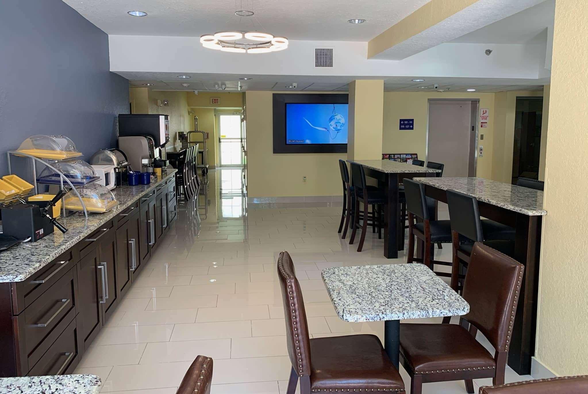Days Inn & Suites By Wyndham Tampa/Raymond James Stadium Exterior photo
