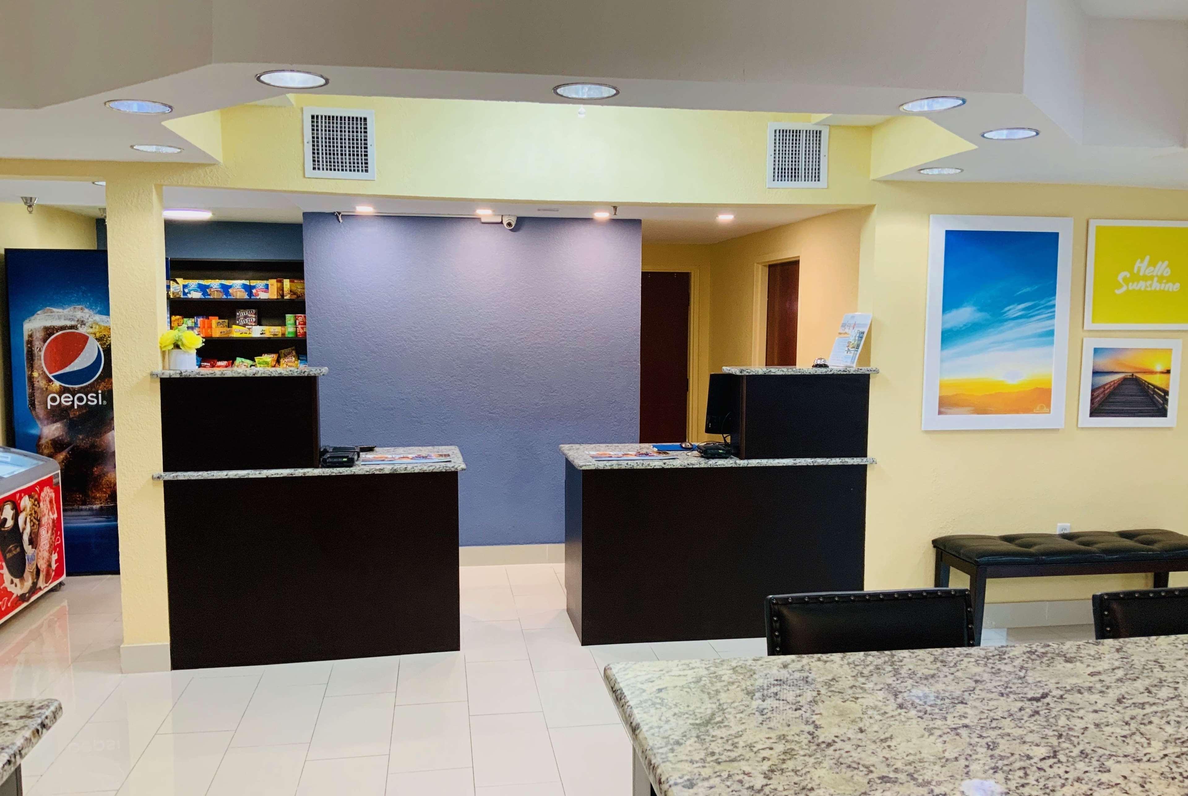 Days Inn & Suites By Wyndham Tampa/Raymond James Stadium Exterior photo