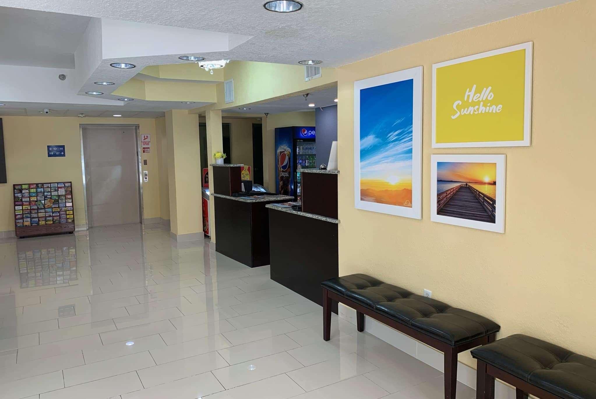 Days Inn & Suites By Wyndham Tampa/Raymond James Stadium Exterior photo