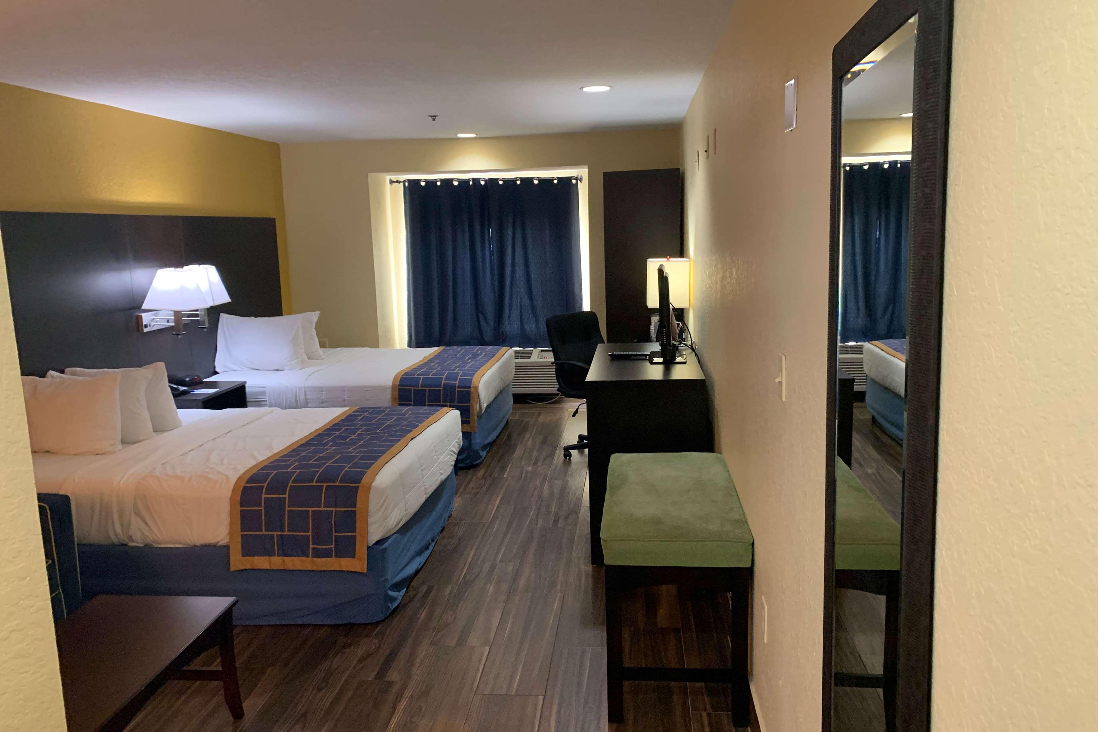 Days Inn & Suites By Wyndham Tampa/Raymond James Stadium Exterior photo