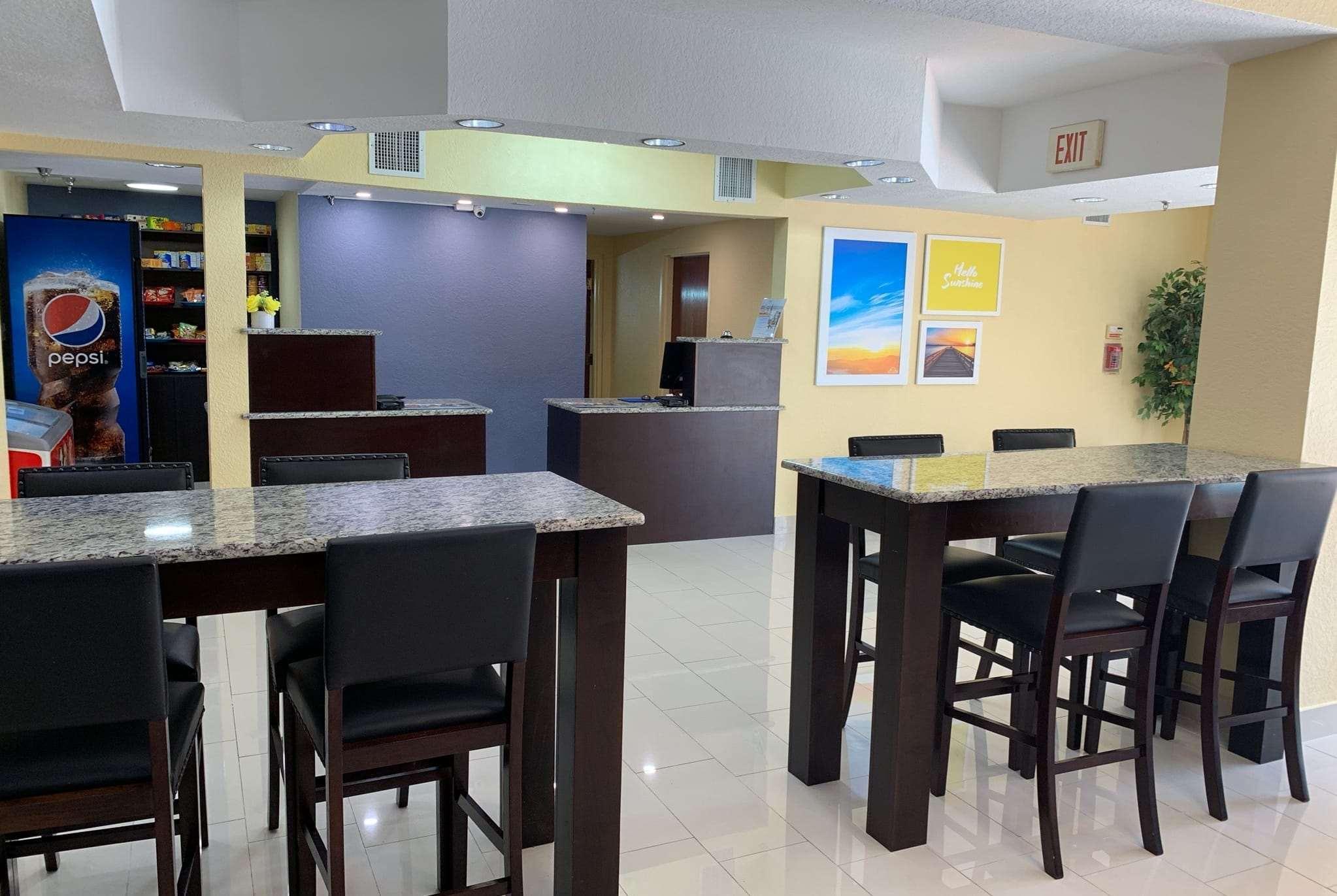 Days Inn & Suites By Wyndham Tampa/Raymond James Stadium Exterior photo