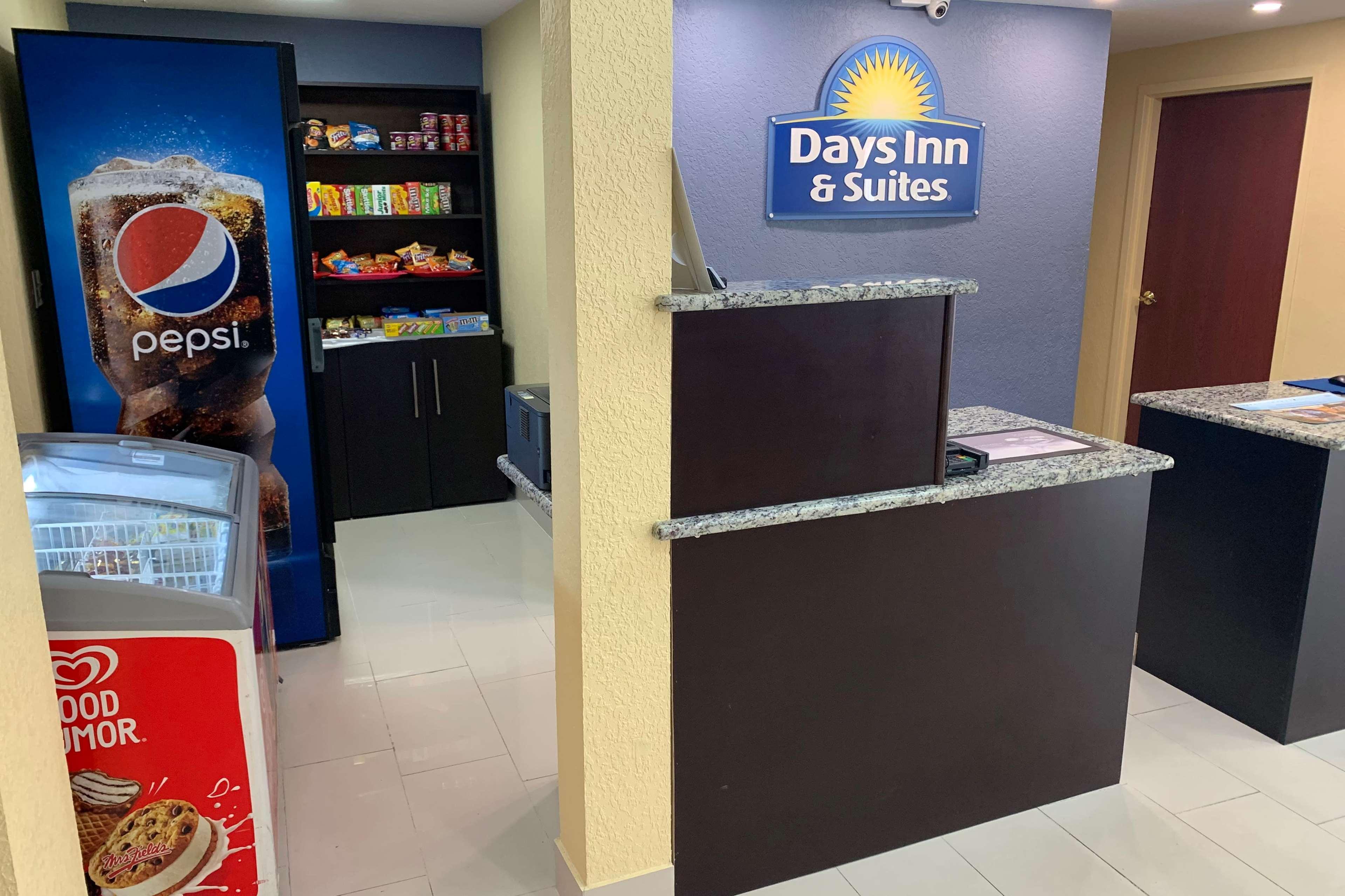 Days Inn & Suites By Wyndham Tampa/Raymond James Stadium Exterior photo