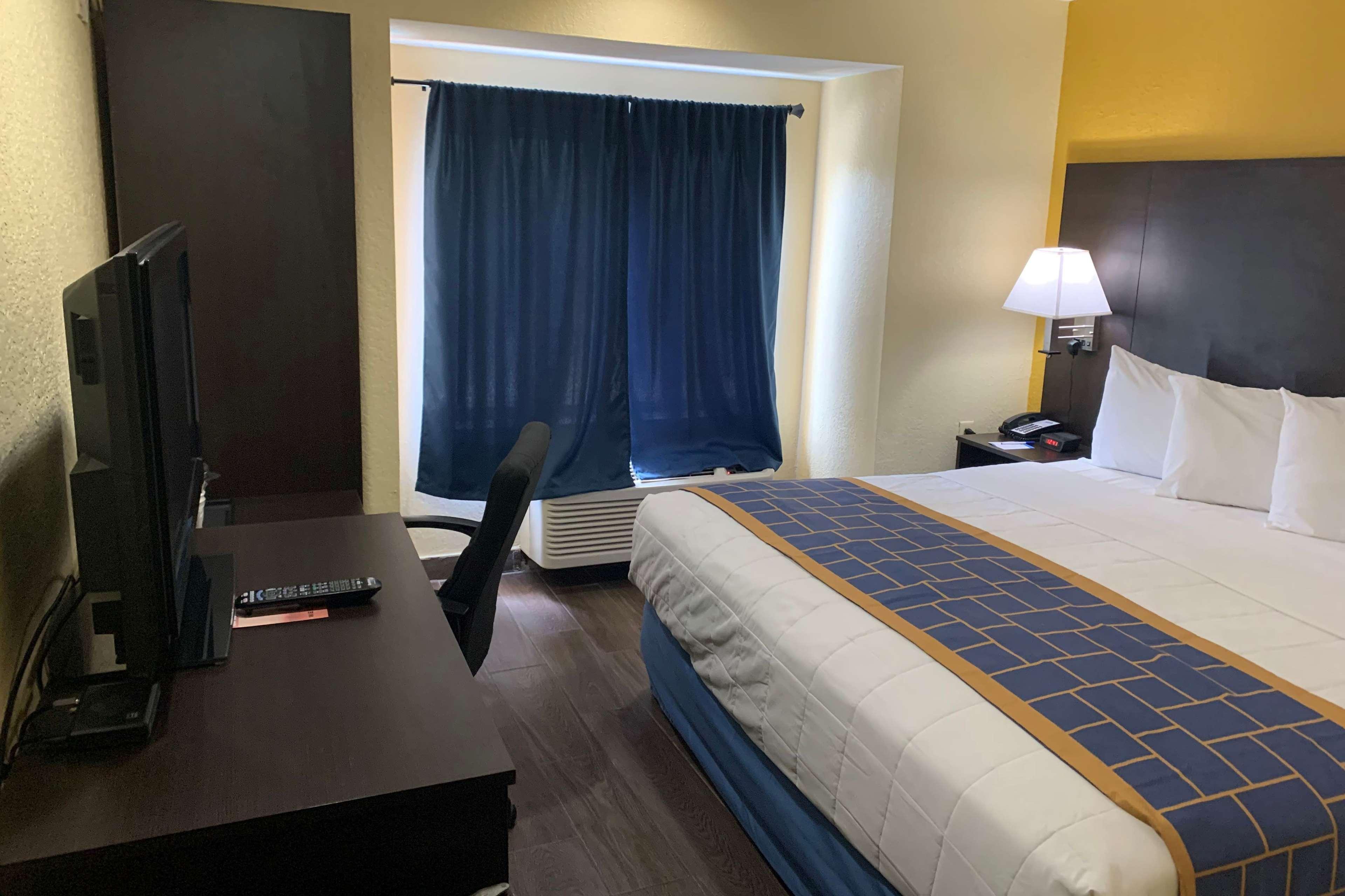 Days Inn & Suites By Wyndham Tampa/Raymond James Stadium Exterior photo