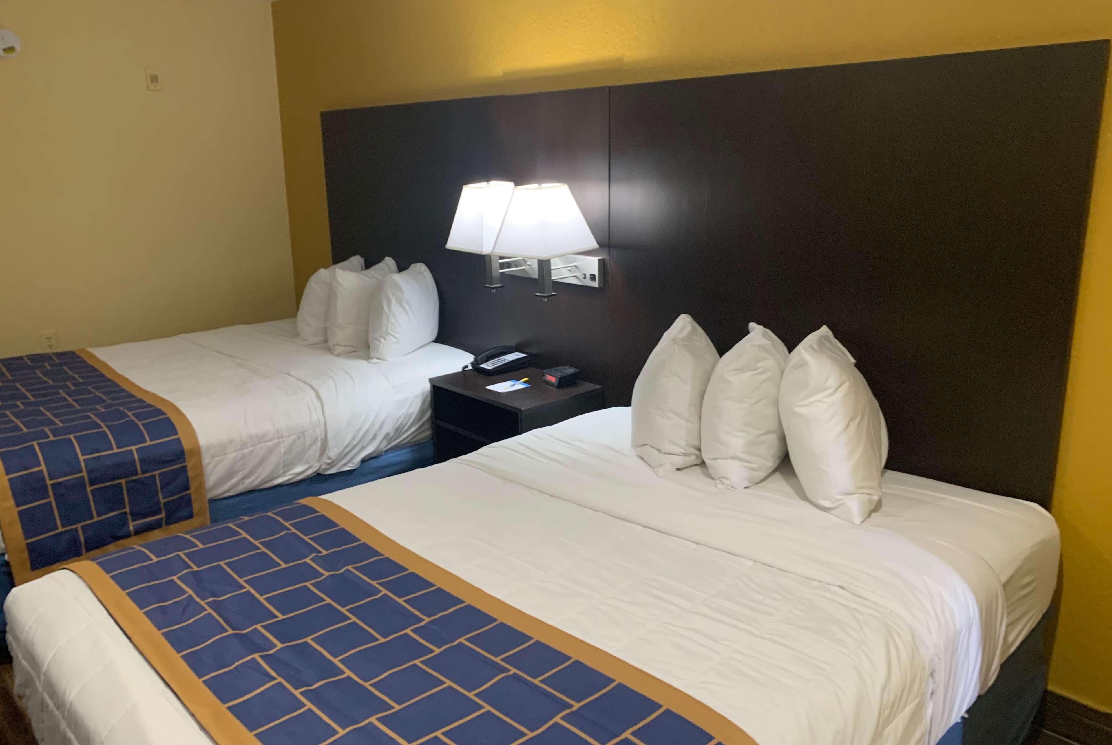 Days Inn & Suites By Wyndham Tampa/Raymond James Stadium Exterior photo