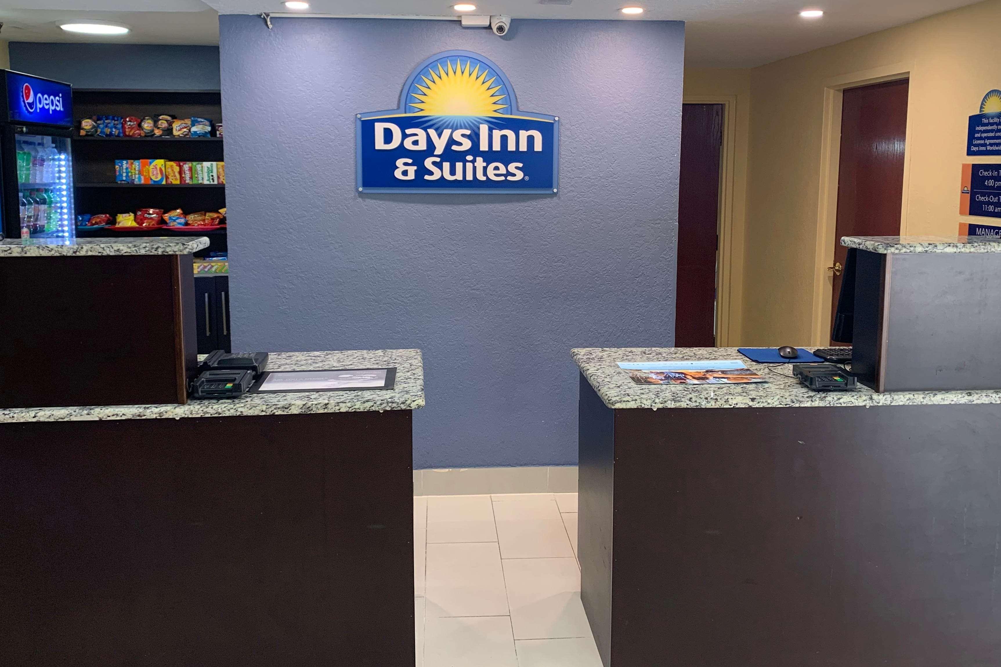 Days Inn & Suites By Wyndham Tampa/Raymond James Stadium Exterior photo