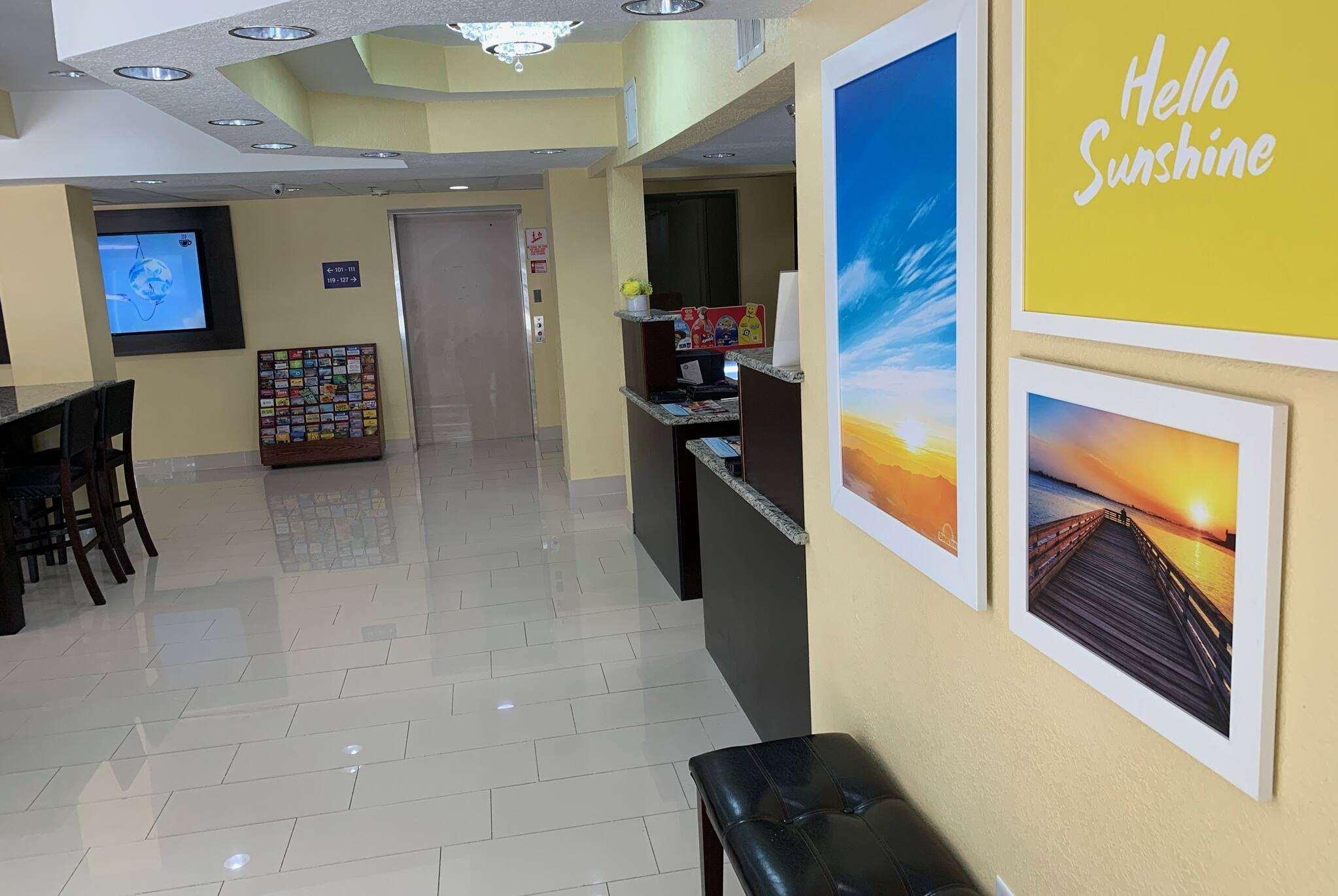 Days Inn & Suites By Wyndham Tampa/Raymond James Stadium Exterior photo