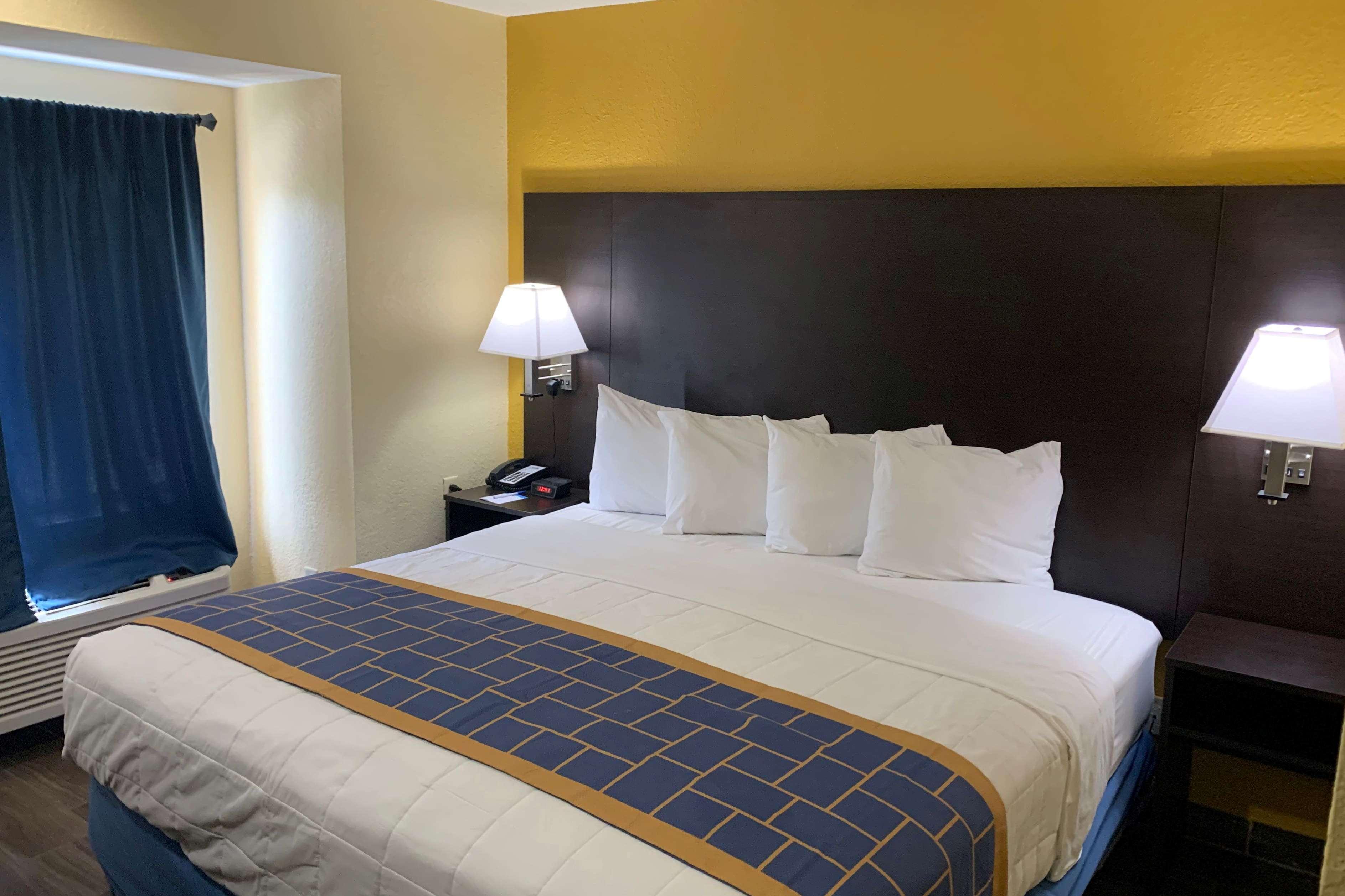 Days Inn & Suites By Wyndham Tampa/Raymond James Stadium Exterior photo