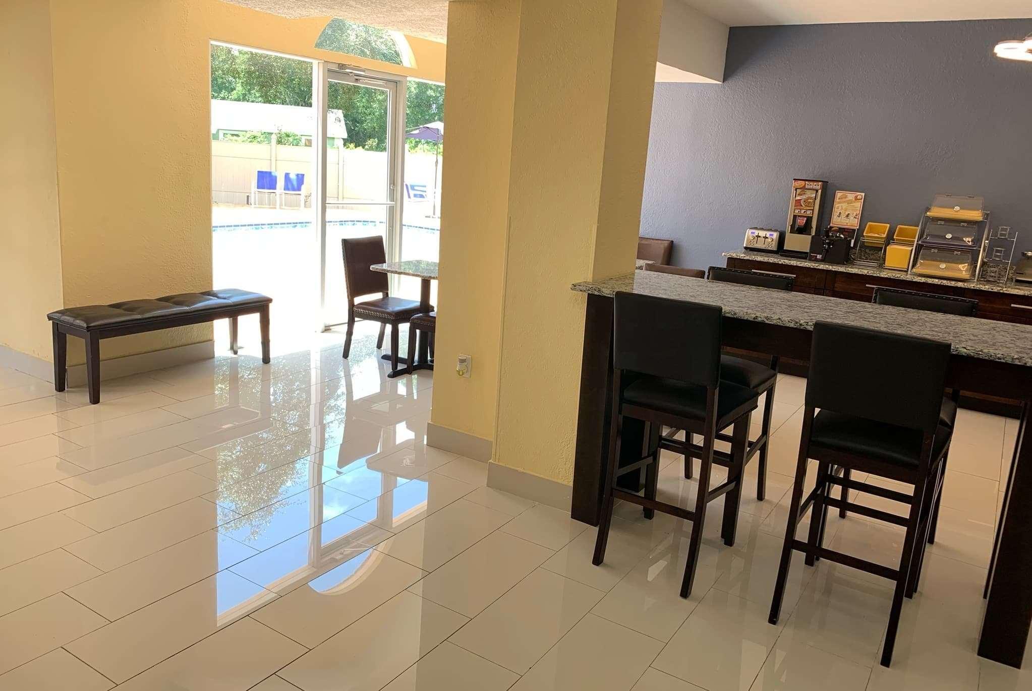 Days Inn & Suites By Wyndham Tampa/Raymond James Stadium Exterior photo