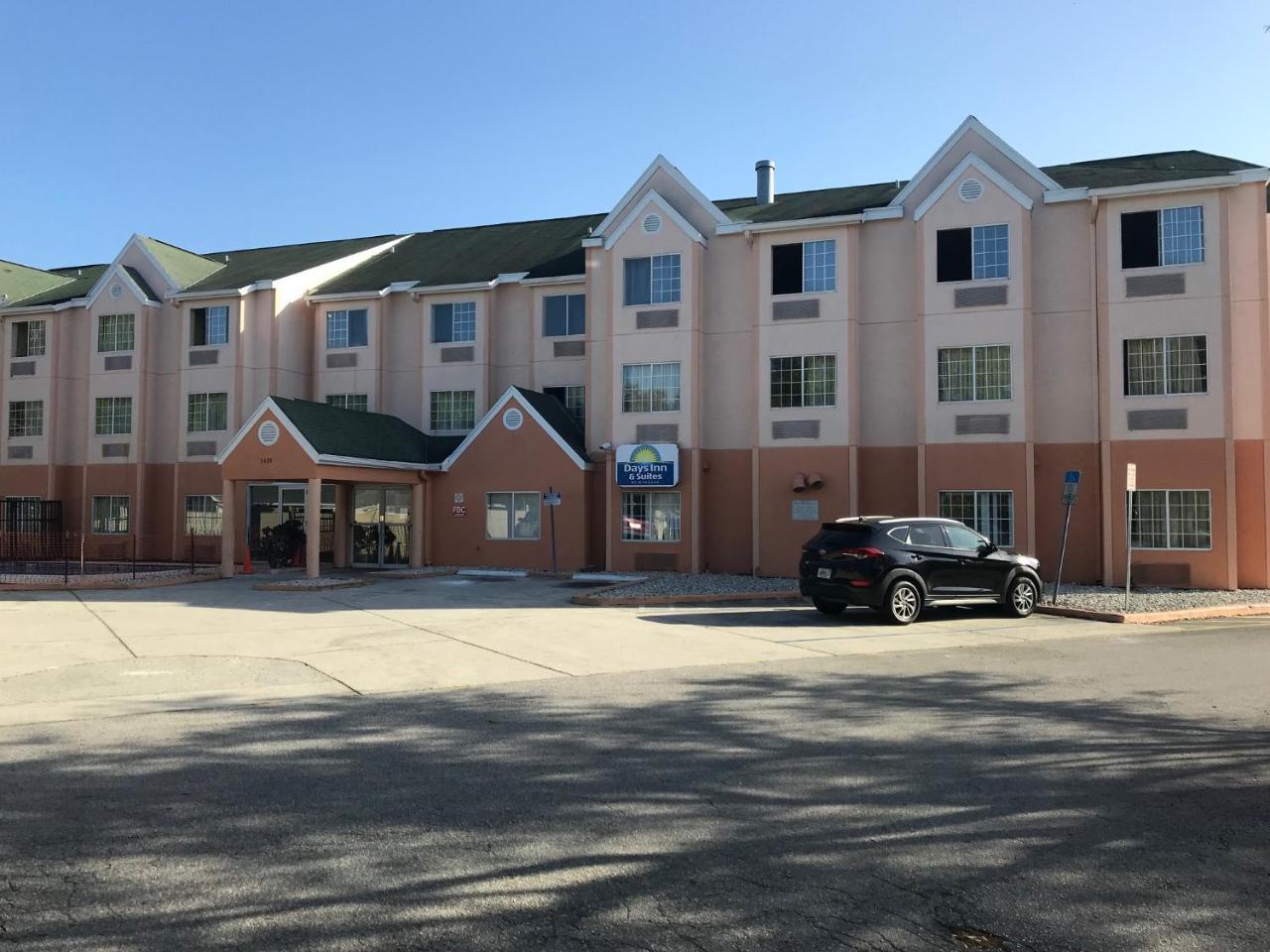 Days Inn & Suites By Wyndham Tampa/Raymond James Stadium Exterior photo