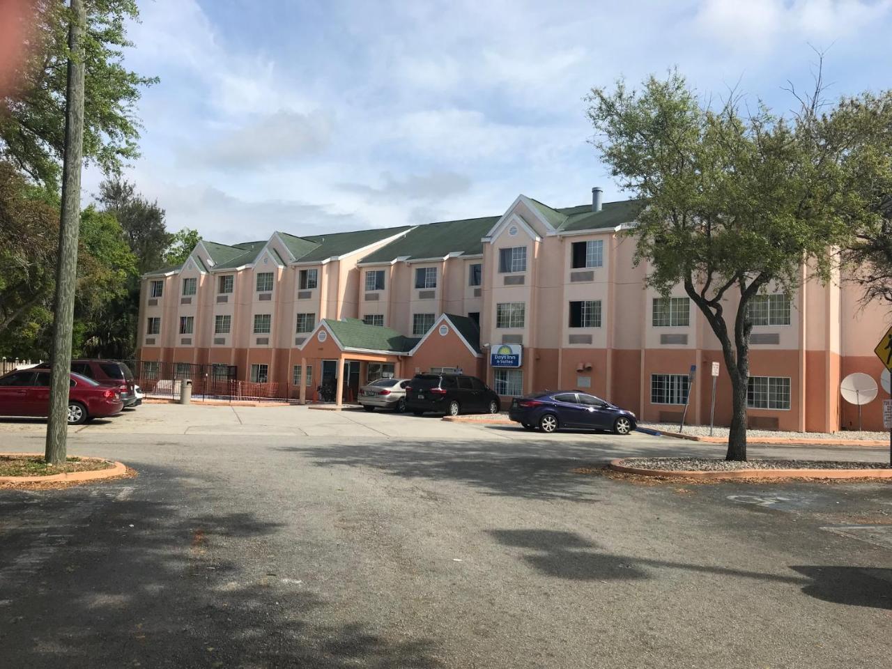 Days Inn & Suites By Wyndham Tampa/Raymond James Stadium Exterior photo