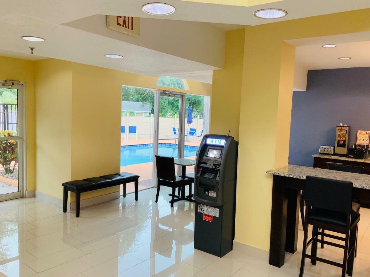 Days Inn & Suites By Wyndham Tampa/Raymond James Stadium Exterior photo